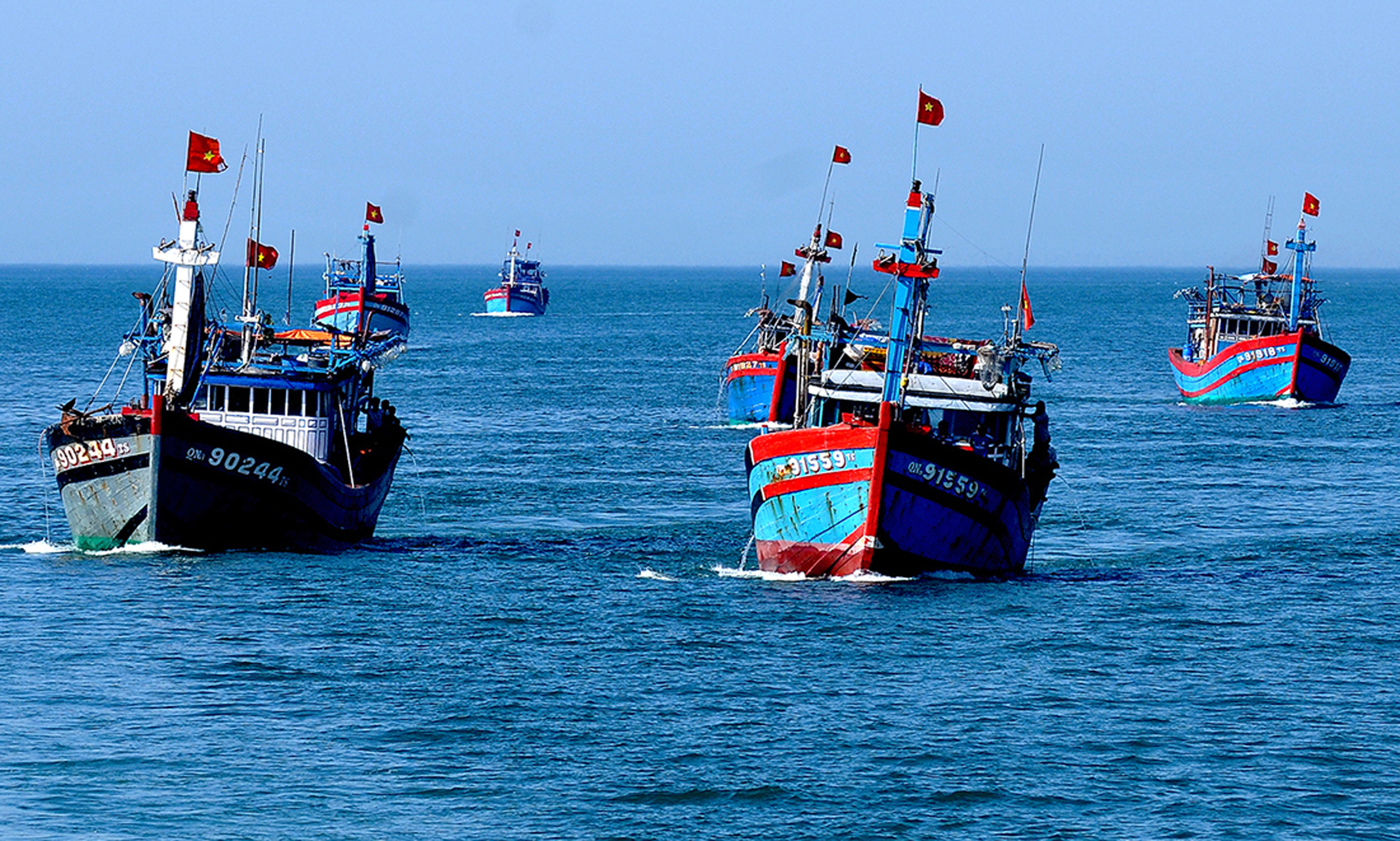 Ngư dân Lý Sơn vững vàng cùng Bộ Tư lệnh Vùng Cảnh sát biển 2 giữ gìn chủ quyền biển đảo Tổ quốc (08/12/2017)